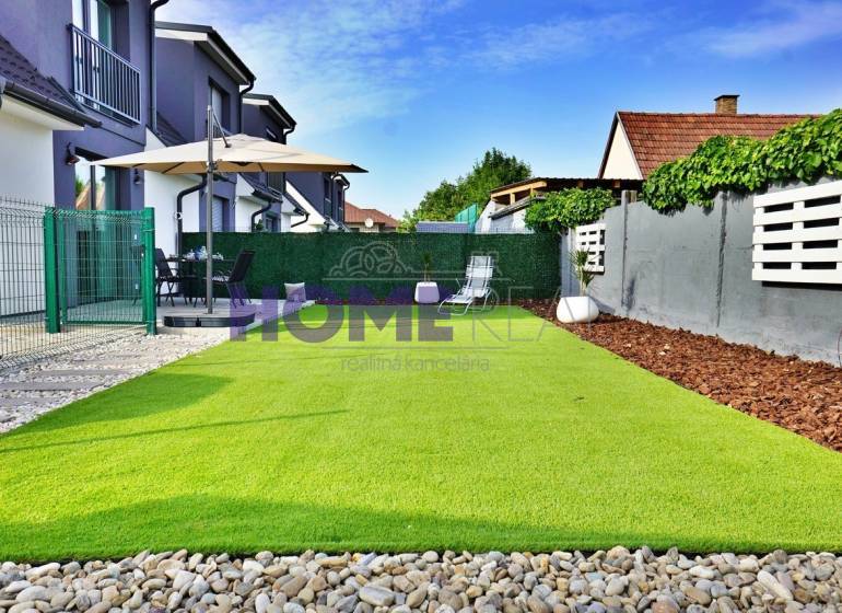 NOVOSTAVBA 4 IZB. RD S UPRAVENOU ZÁHRADKOU, TERASOU A PARKOV