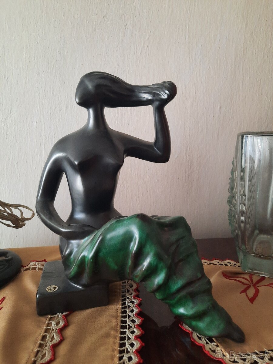 Sediaca žena Toaleta / Jitka Forejtová