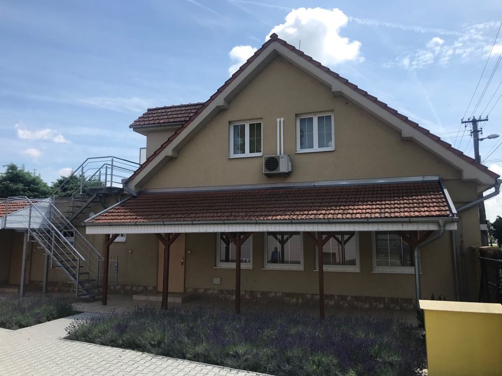 Dom na prenájom v centre Hurbanova, parkovisko pre 7 áut