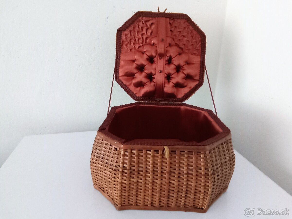 Starý košík na šití