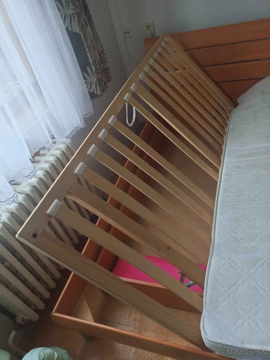 Drevena postel