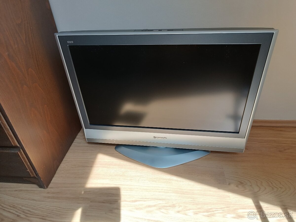 Predám televízor, skrinku a lampu.