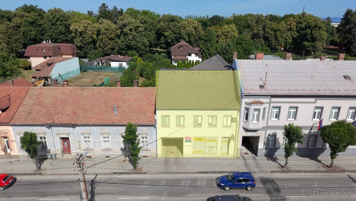 Vkusná komerčná budova v širšom centre Topoľčian.