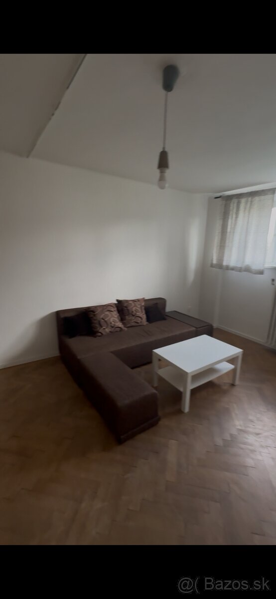 PREDÁM 3 MIESTNY GAUČ + NÁBYTOK K NEMU