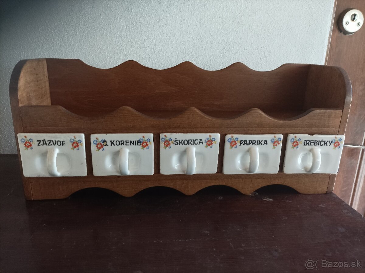 Starožitné koreničky v drevenej poličke