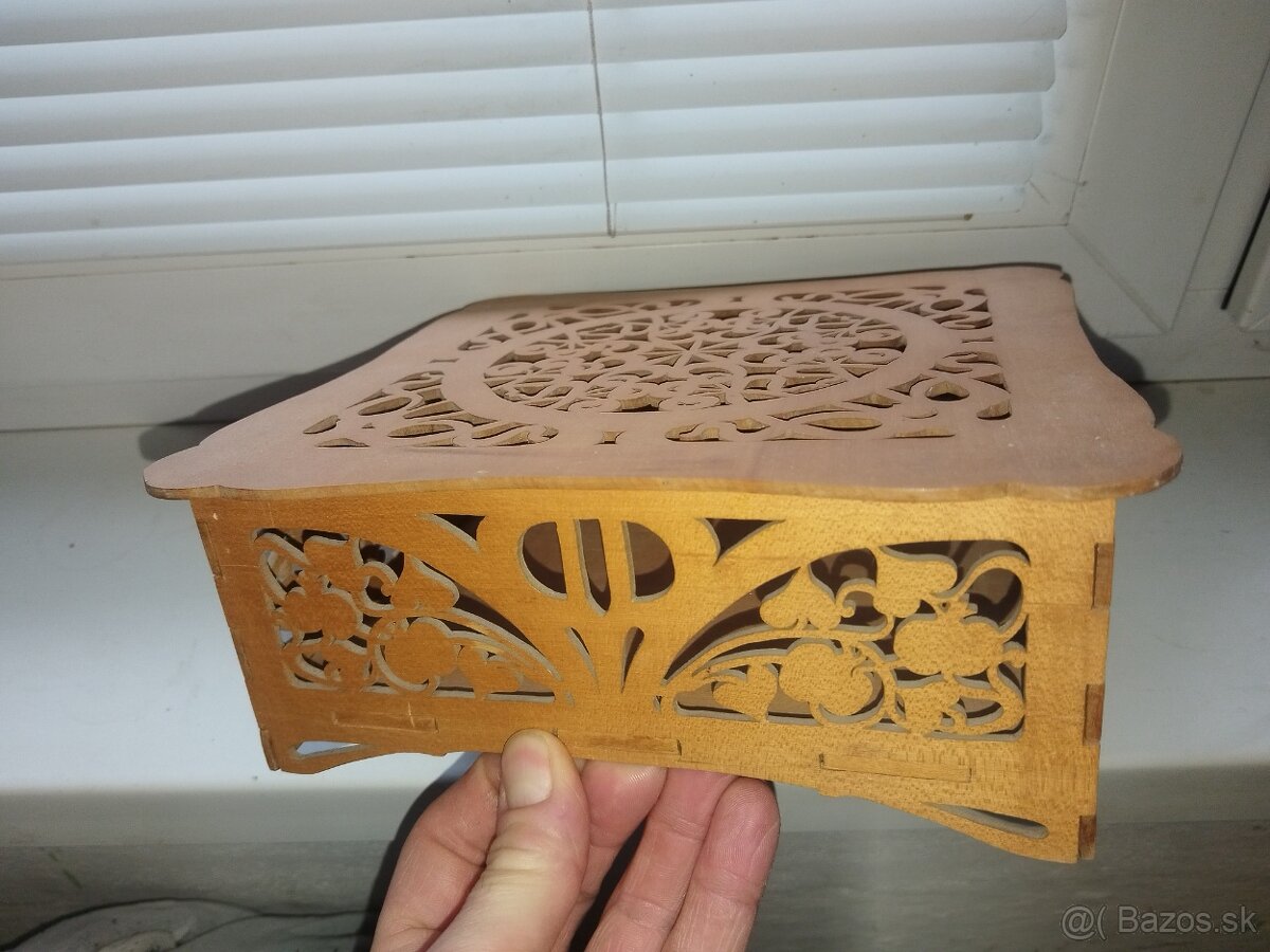 vyrezávaná drevená škatuľa