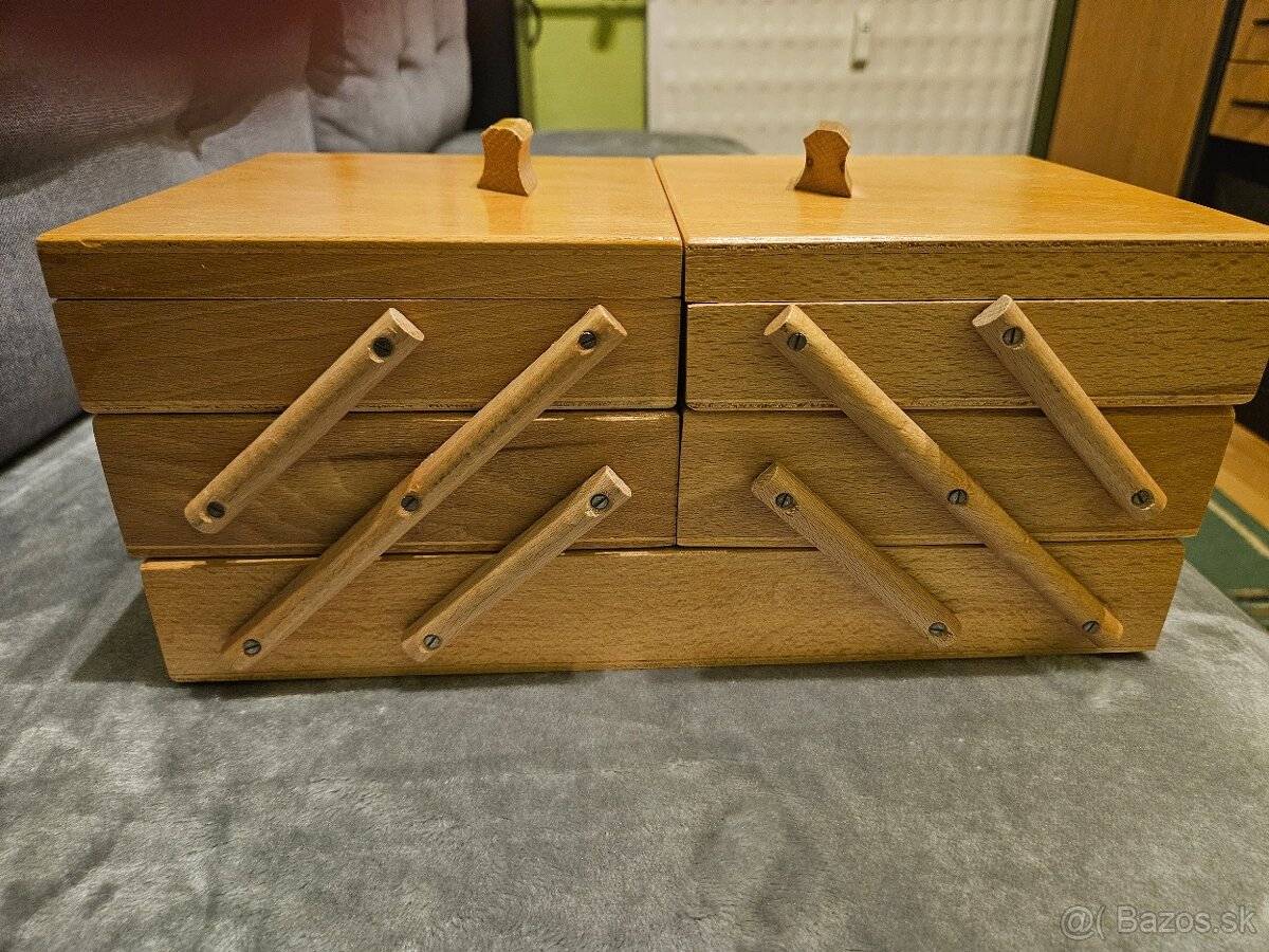 Krabica na šijacie potreby