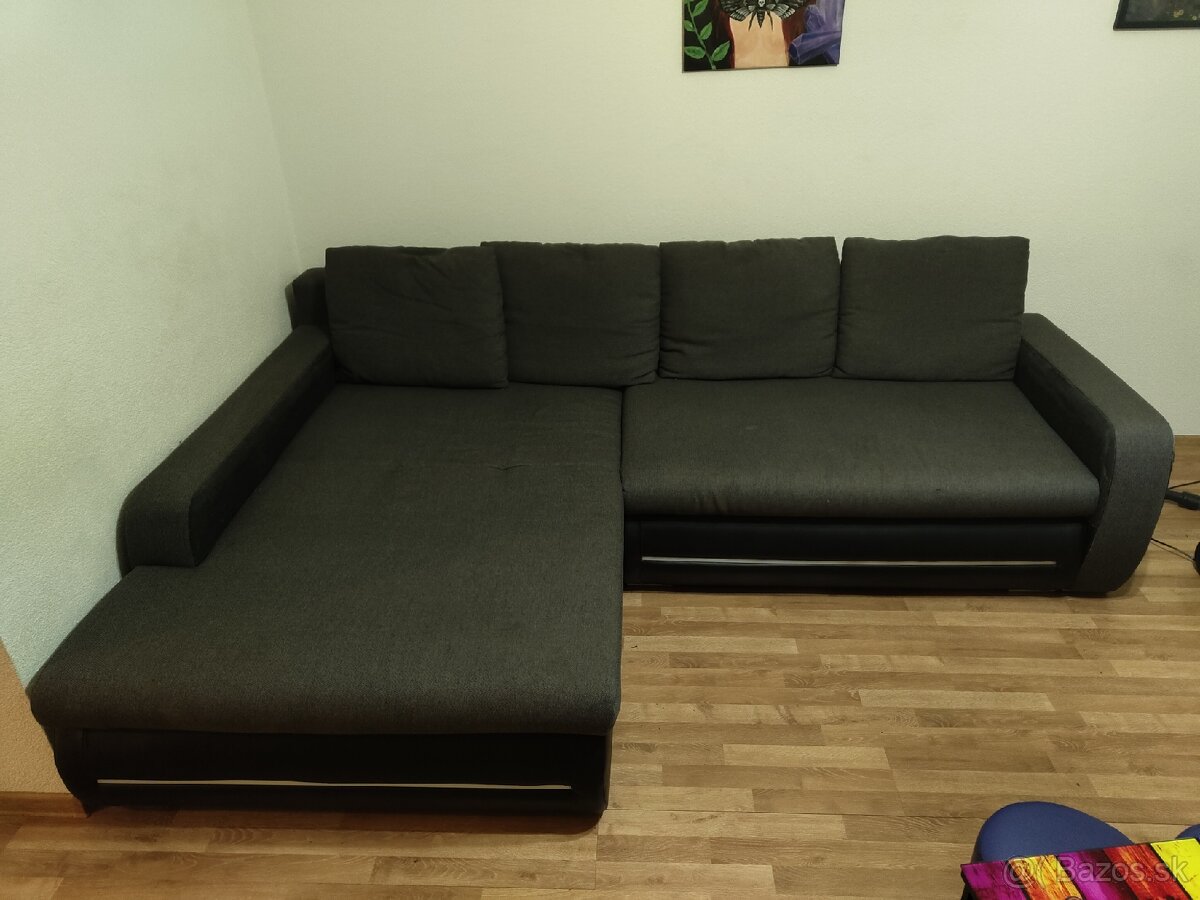 Rohový gauč – vhodný na chalupu alebo na opravu