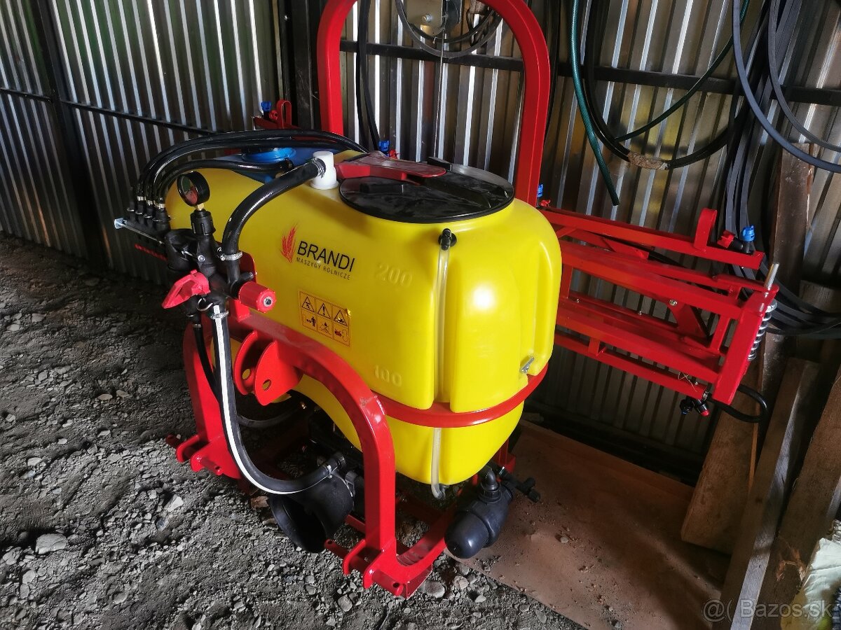 Postrekovač za traktor neseny