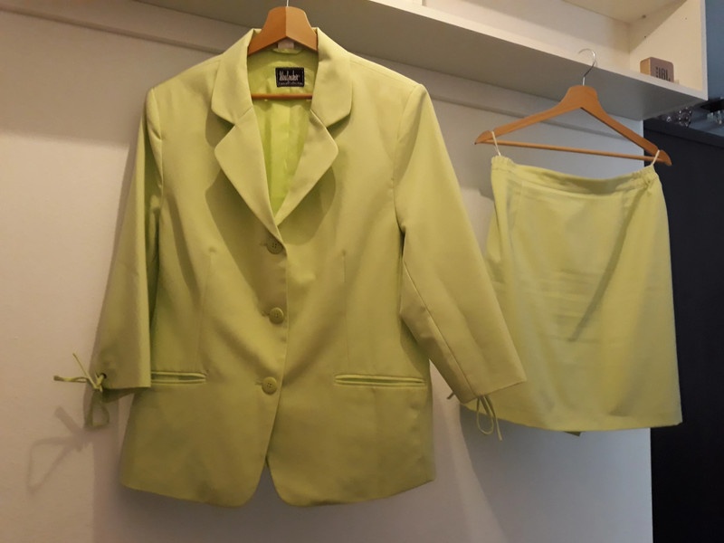 suknovy kostym zlto-zelenej farby