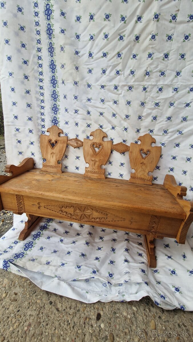 Ľudová vyrezávaná drevená lavička