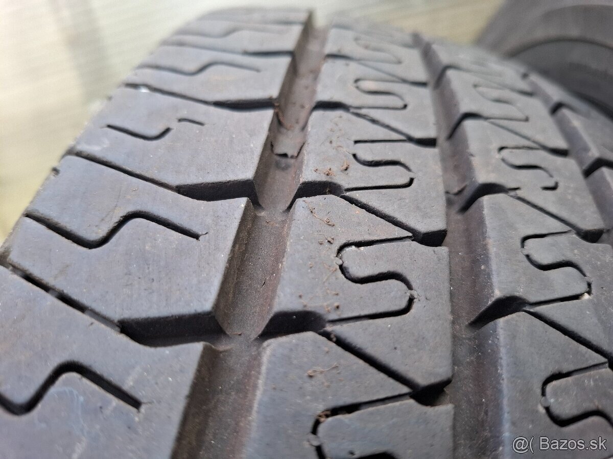 195/65 r16 C 104/102  Rok 43/15  Vzor 9mm  Cena 60eur za sad