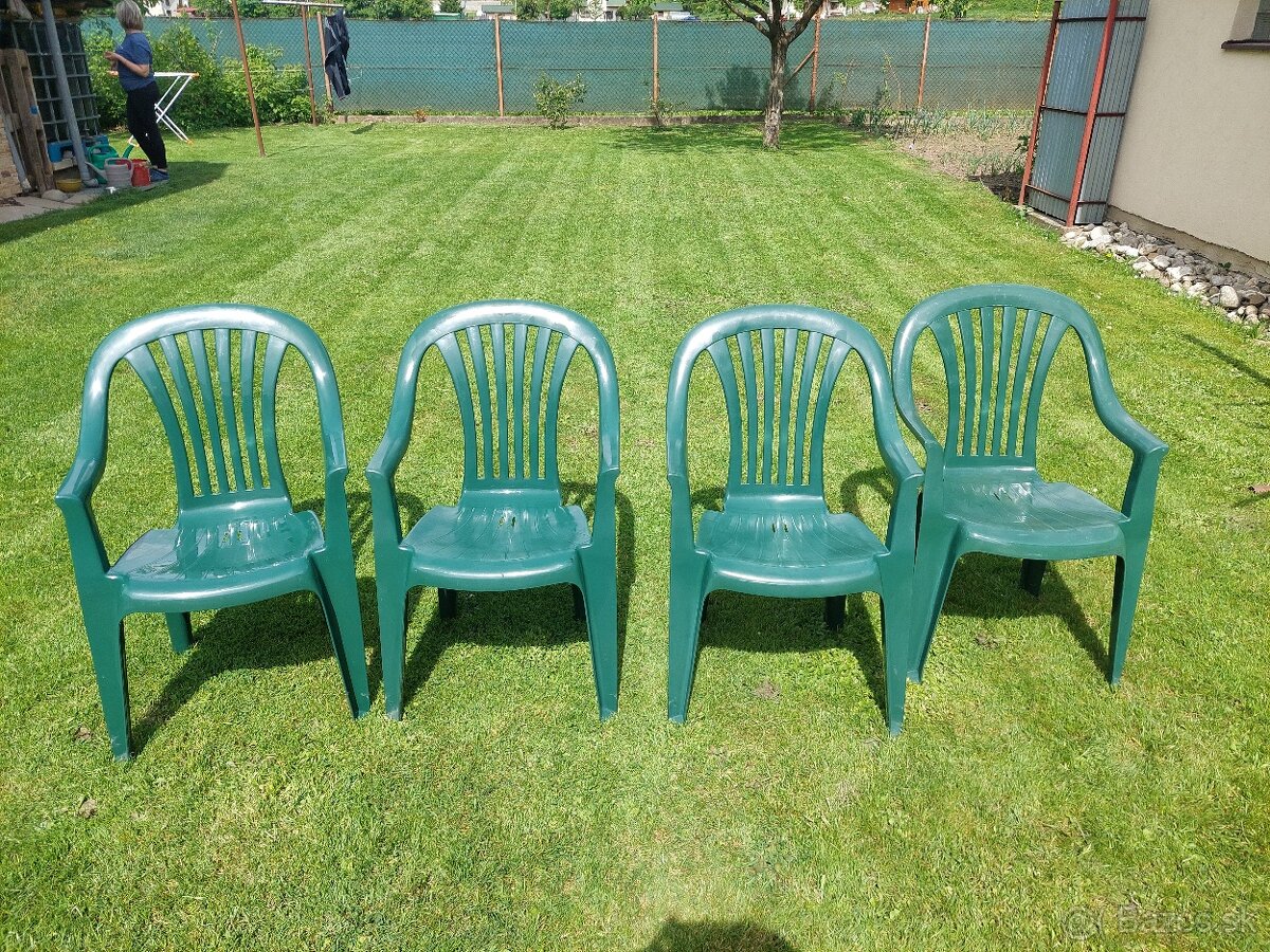 4 zelené plastové záhradné stoličky