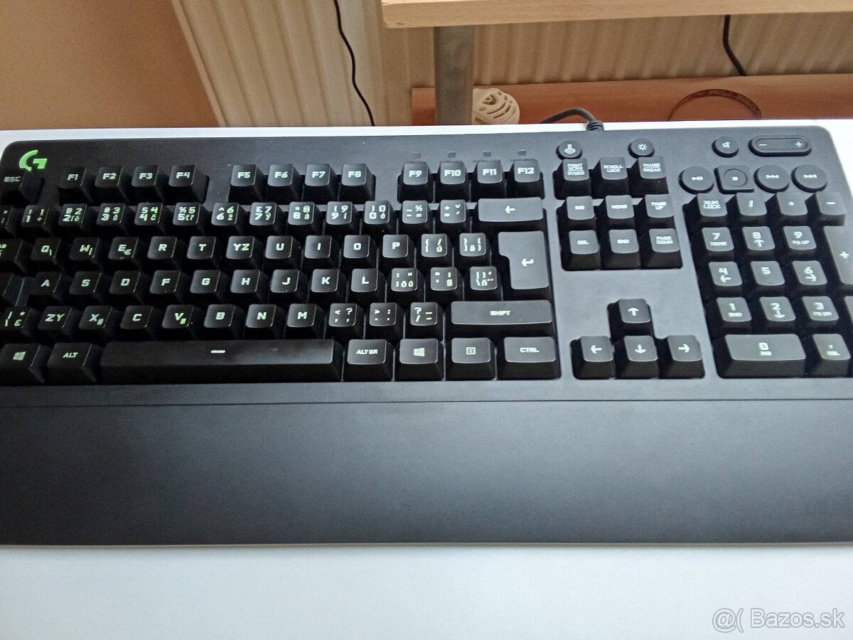 Logitech g213