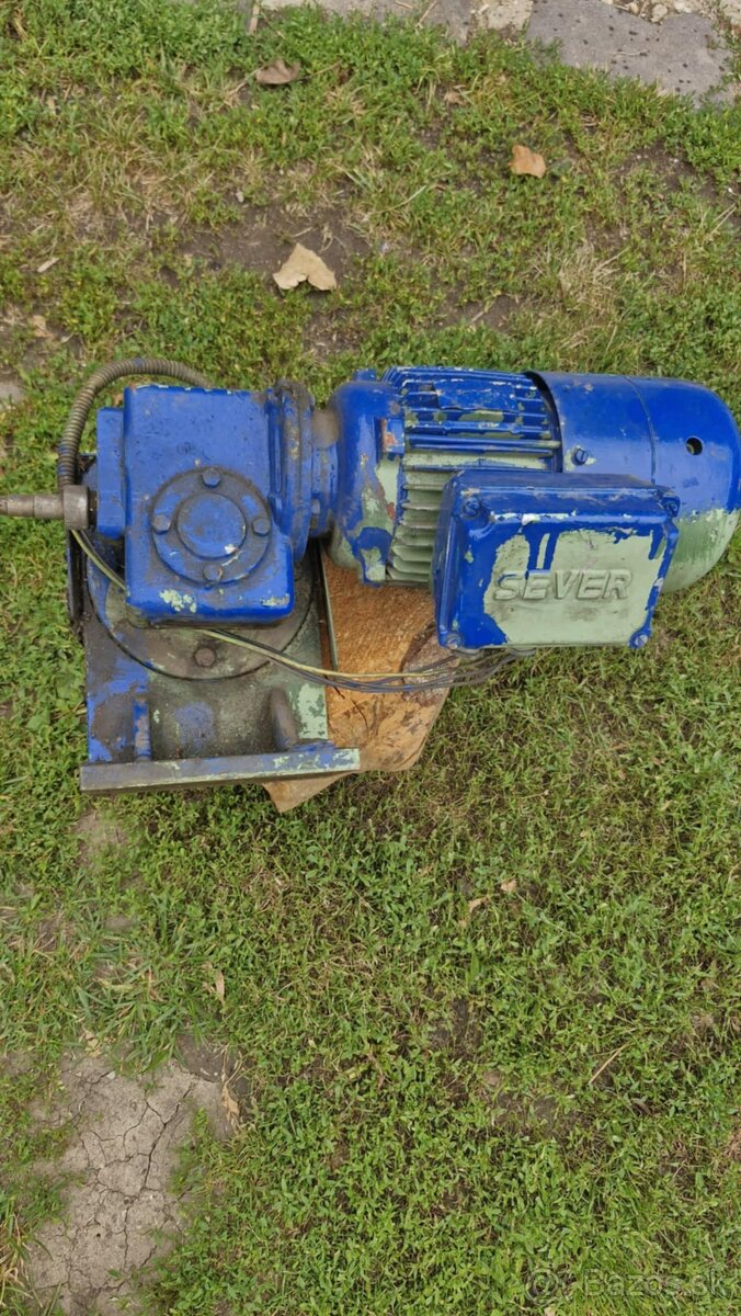 Motor s prevodovkov
