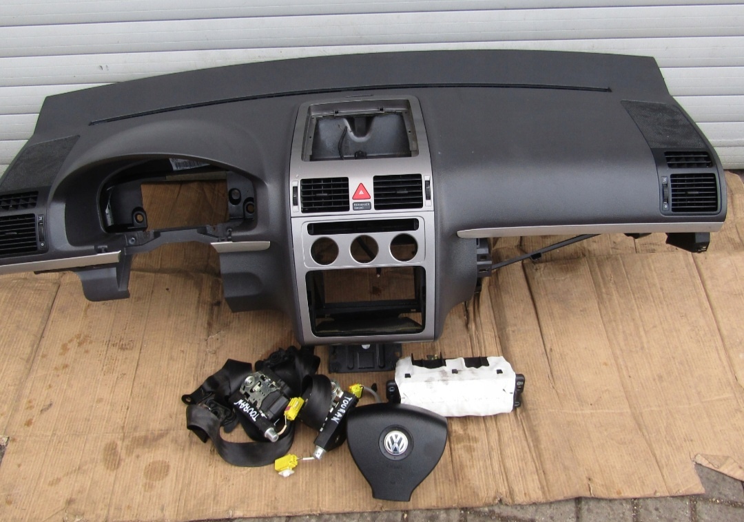 Volkswagen touran palubna doska airbagy 2010