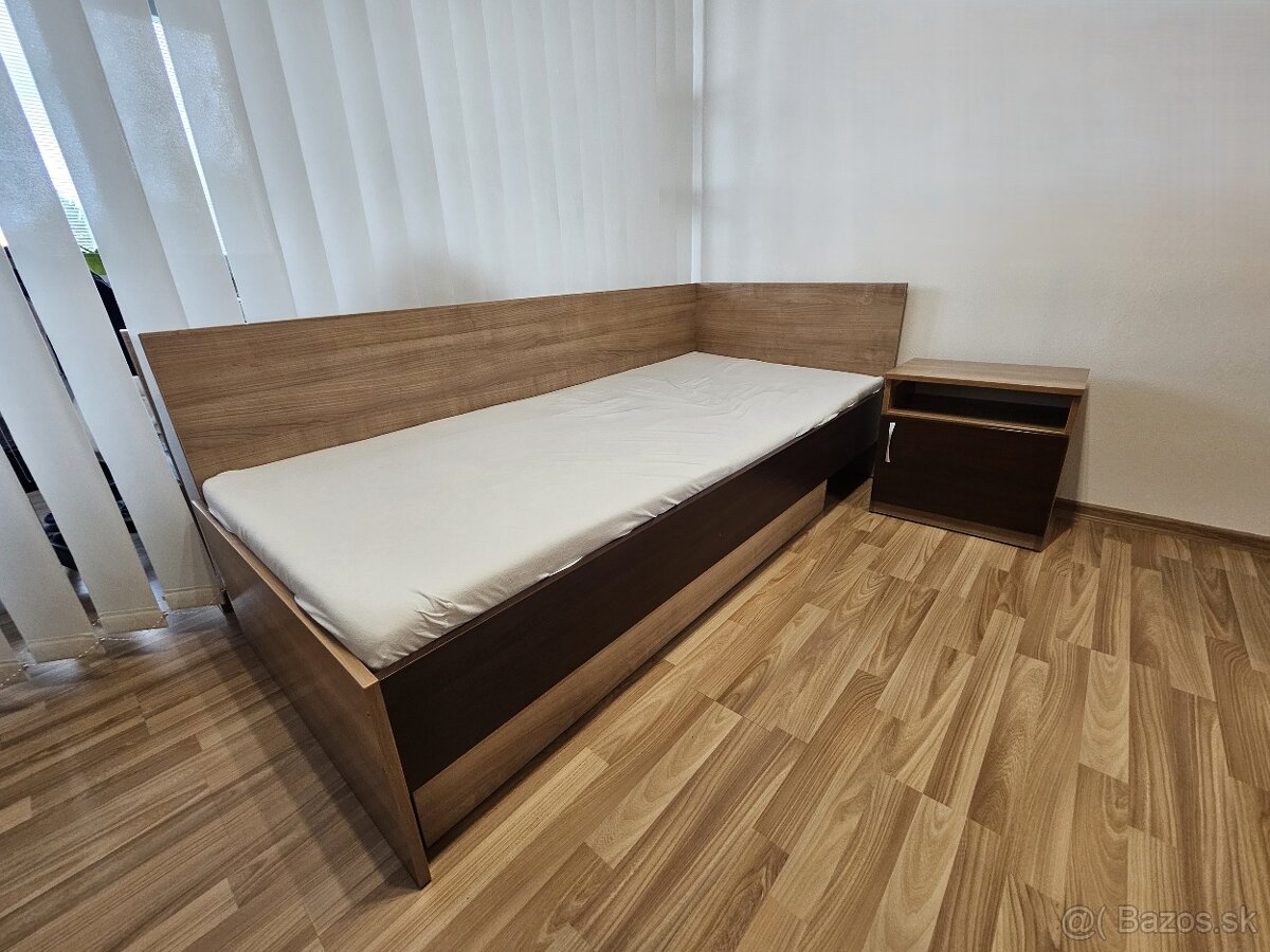 Posteľ s nočným stolíkom
