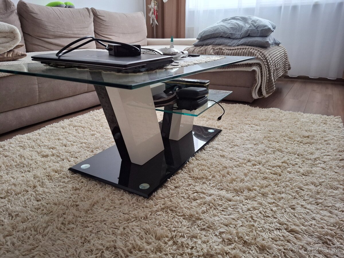 Konferenčný stolík zo skla