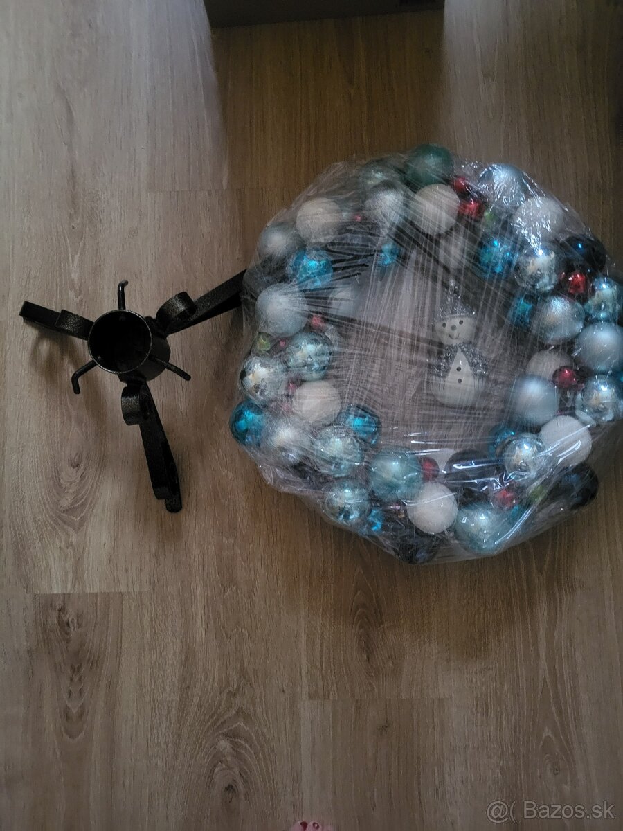 Kovový stojan na stromček + vianočný veniec