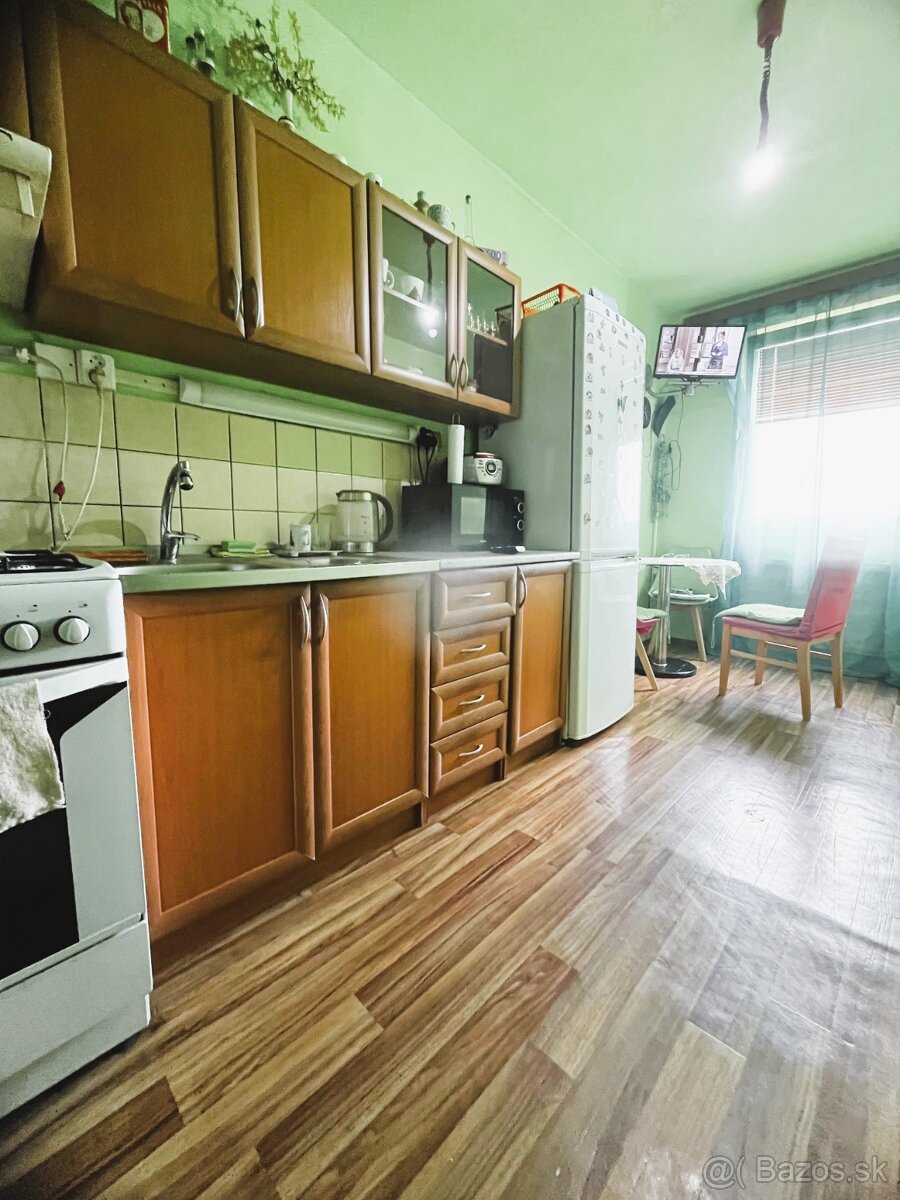 Slnečný 3 izbový byt s loggiou, sídlisko Rybníky 5, Levice