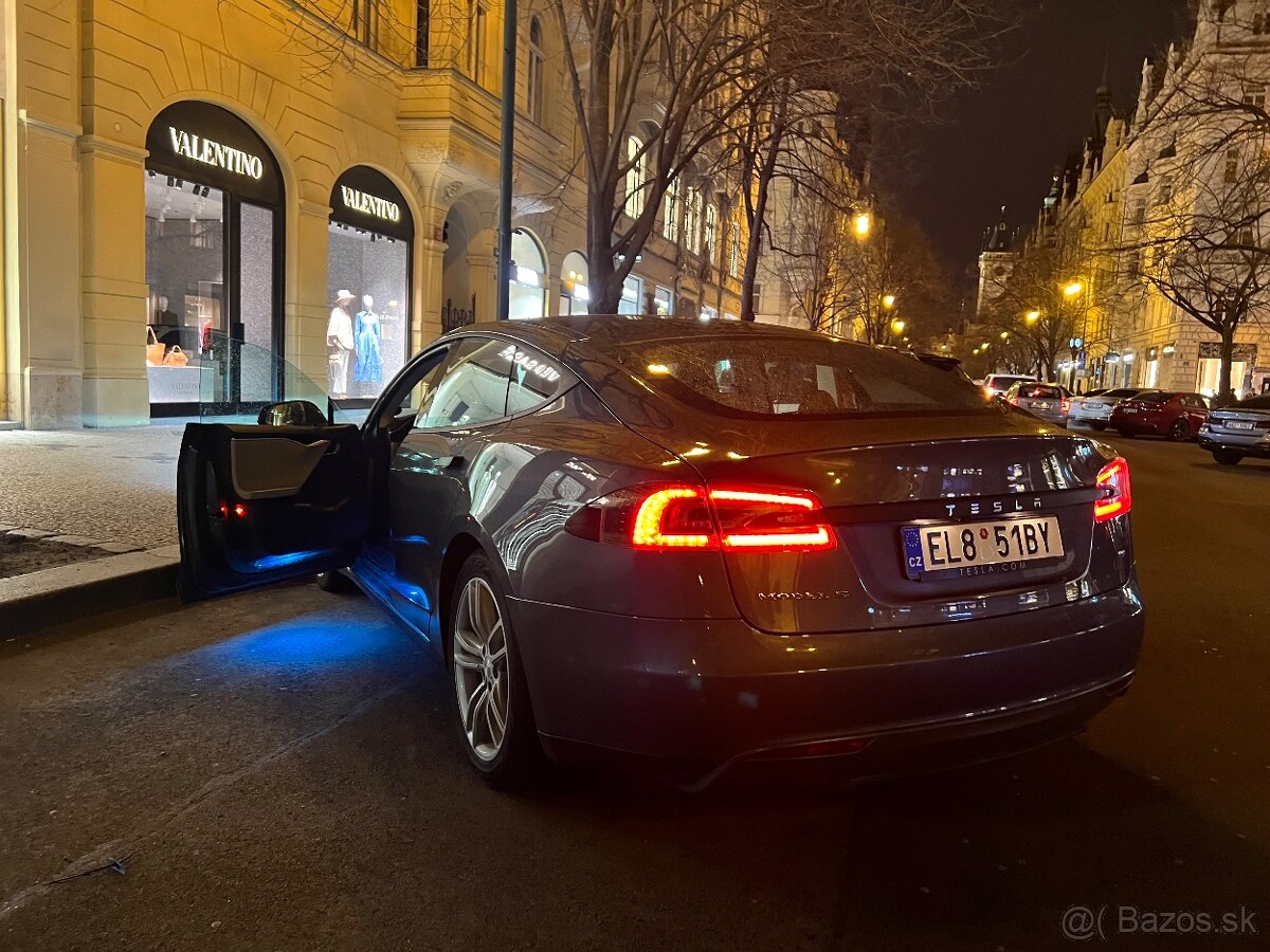 Tesla S 85 Nabijeni Zdarma