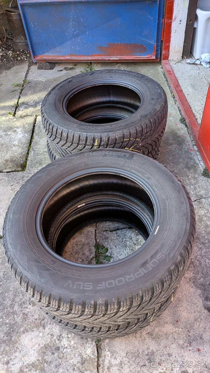 NOKIAN 215/65 R 16 celoročné