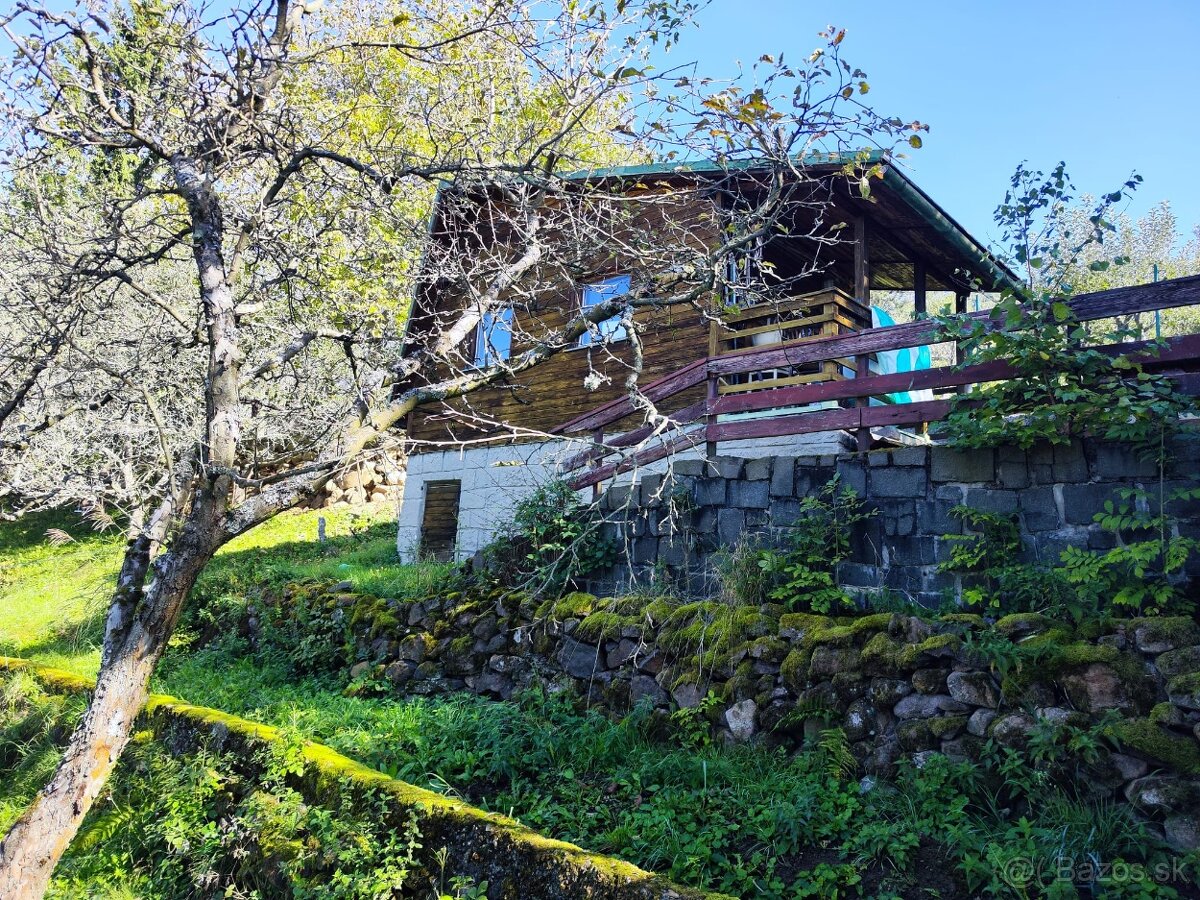 Záhrada s chatkou v pokojnom prostredí