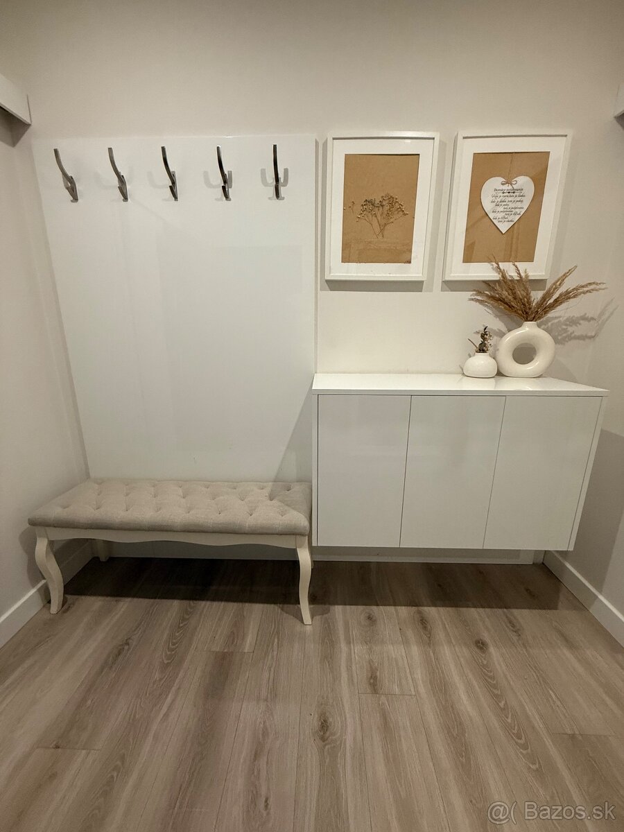 Botník a závesná stena biely lesk vyrábaný na mieru