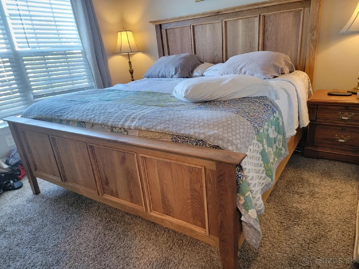 Dubová masívna posteľ