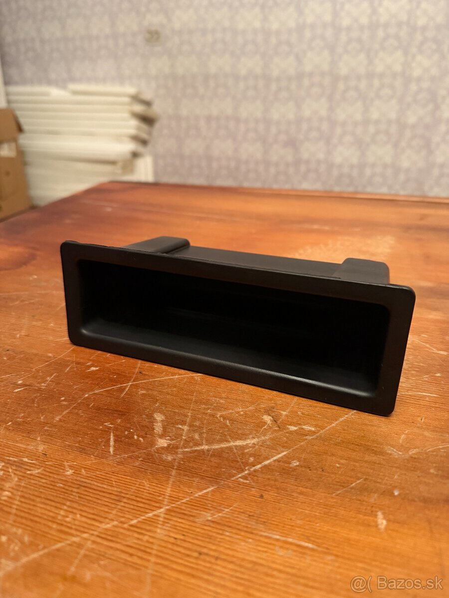 Predám čiernu plastovú odkladaciu priehradku do interiéru