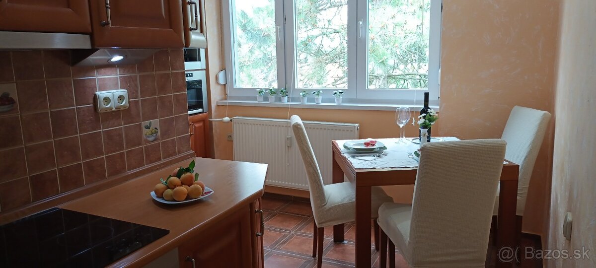 Veľký trojizbový byt, DS, Jantárová, zariadený