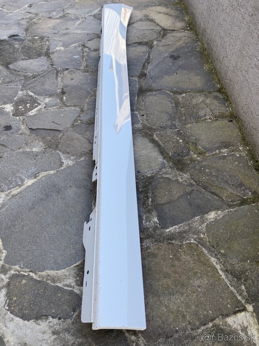 BMW F20 bocny prah predfacelift Prava strana