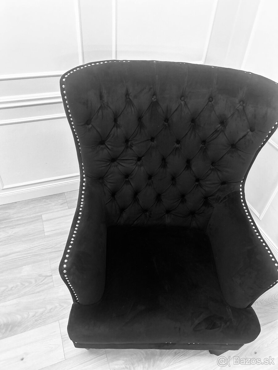 Luxusne čierne kreslo v štyle Chesterfield
