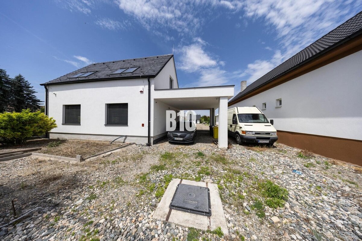 Na predaj: priestranný rodinný dom s veľkým pozemkom v obci