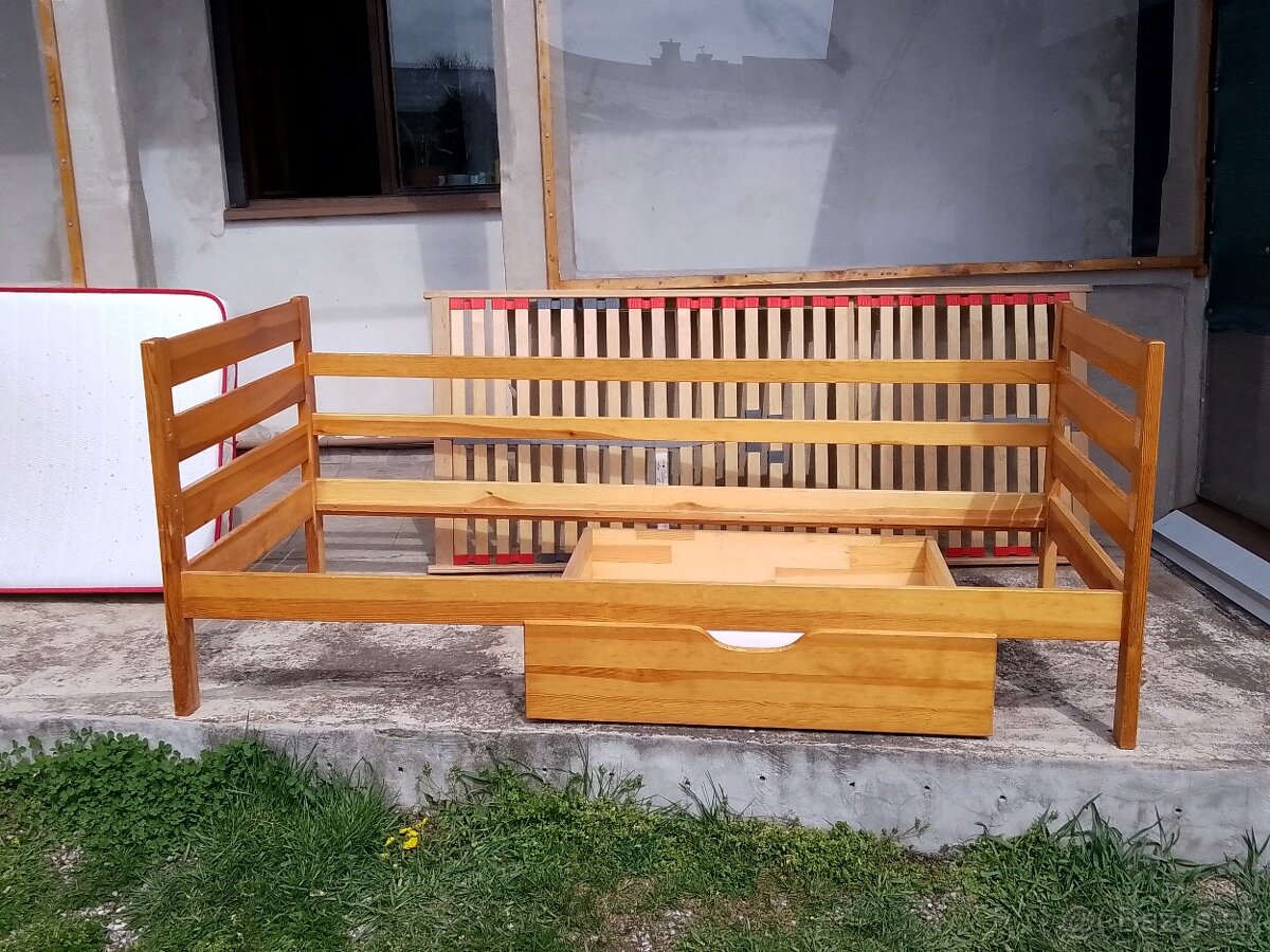 Posteľ z masívu