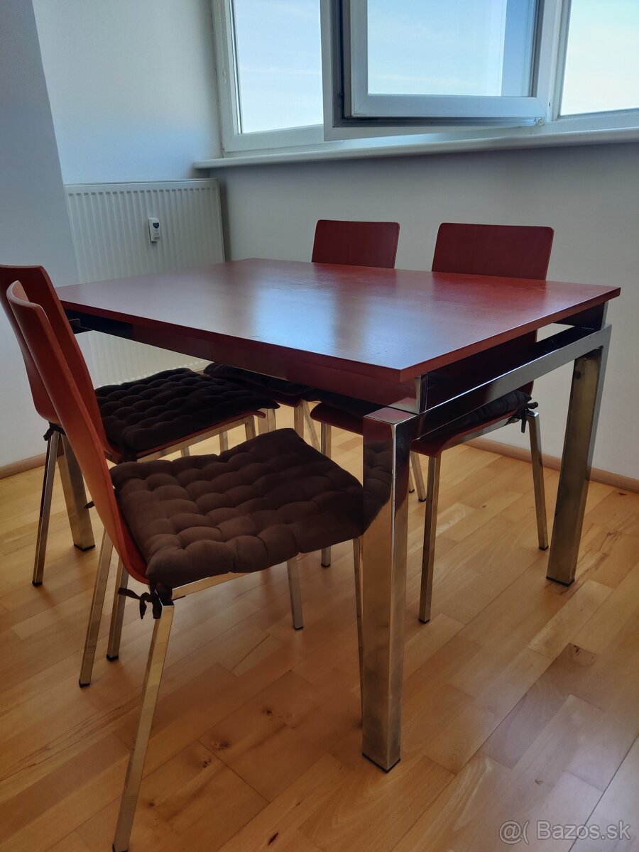 Jedálenský stôl so stoličkami