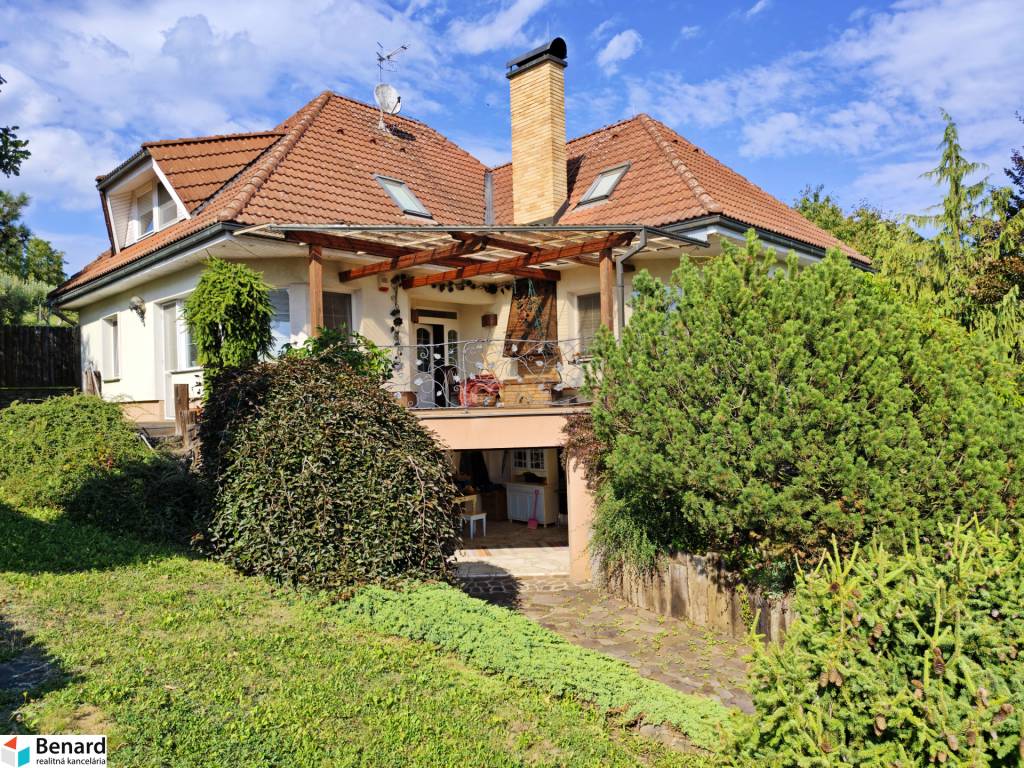 "2v1" 4 IZBOVÝ RODINNÝ DOM + 1,5 IZBOVÝ BYT, KANAŠ – V. ŠA