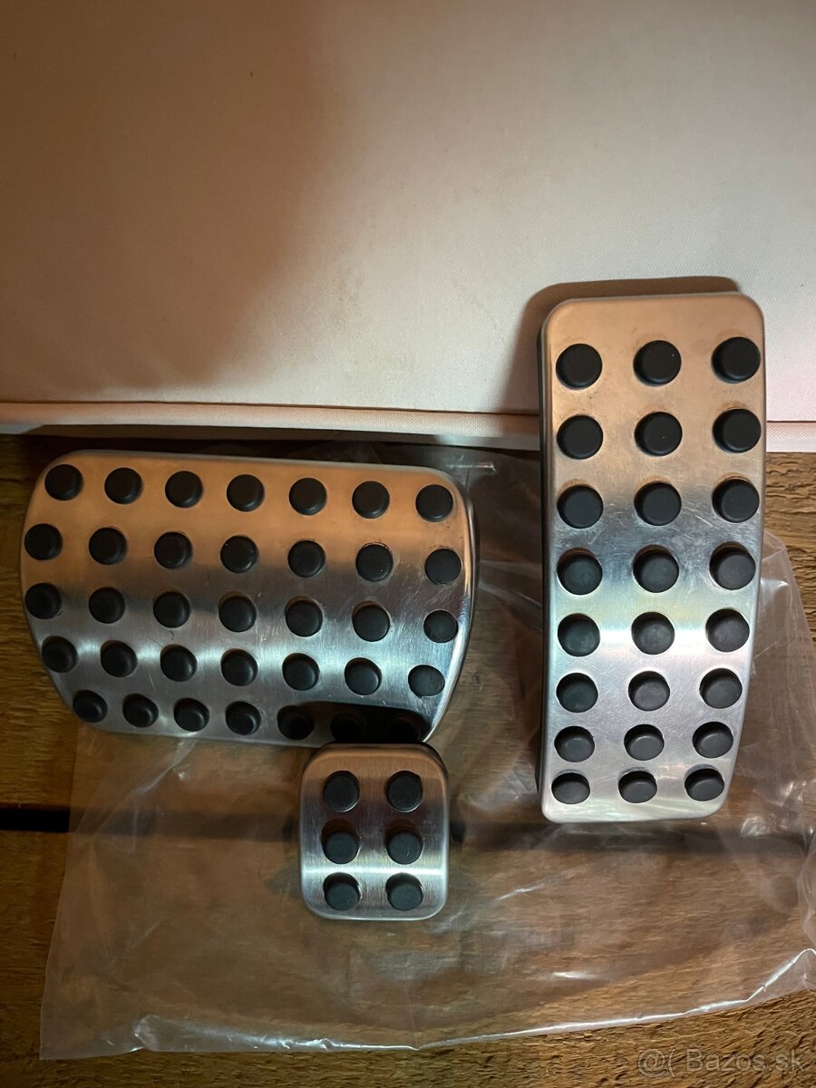 Hliníkové kryty pedálov Mercedes