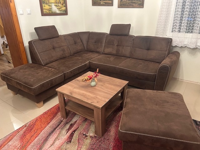 sedačka hnedá s taburetkou (z Mőbelixu)