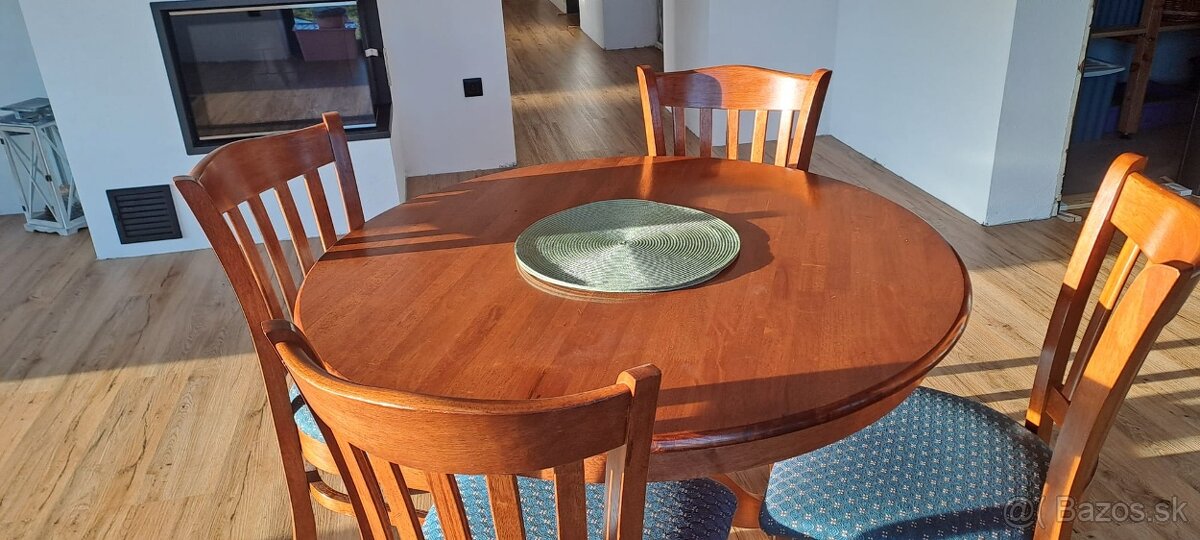 Jedálenský stôl a stoličky.