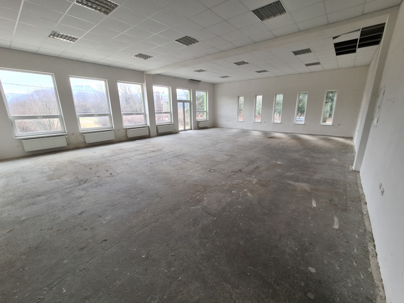 Kancelársky a skladový areál na okraji mesta.