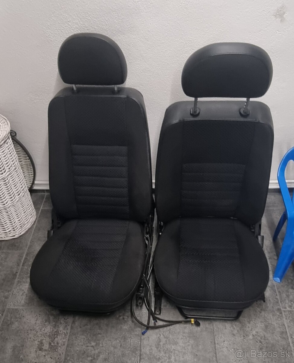 Land Rover Defender predne sedacky s vyhrievanim