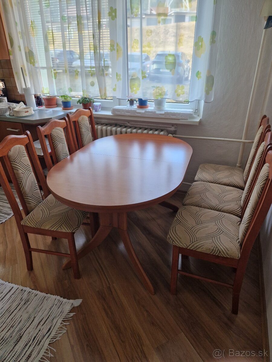Jedálenský stôl a stoličky