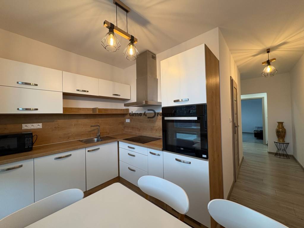 Na predaj: CENTRUM 2 ib + BALKON + PIVNICA + ŠATNIK