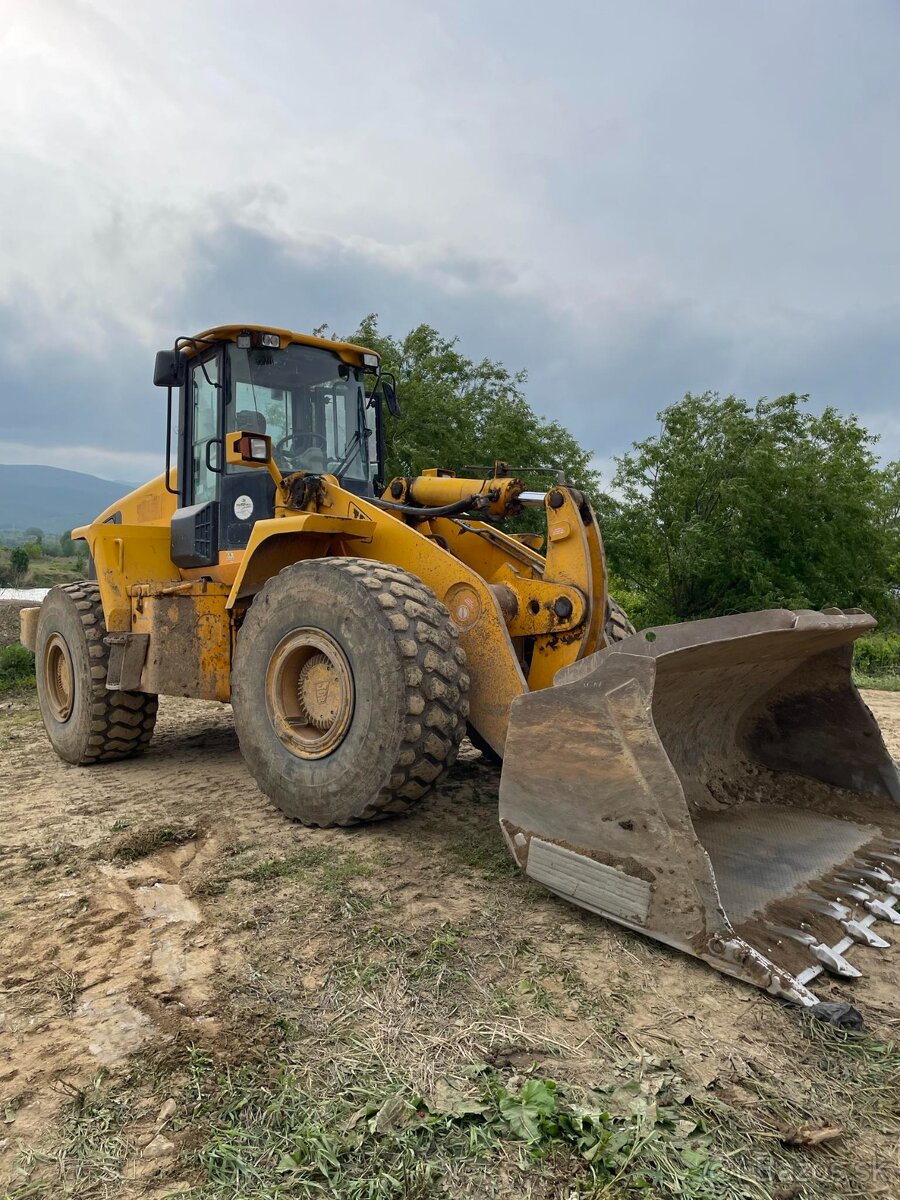 Kolesový nakladač JCB 456 s váhou Weighlog