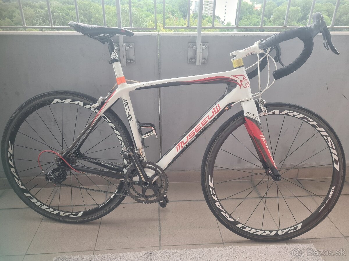 Carbonový cestný bicykel
