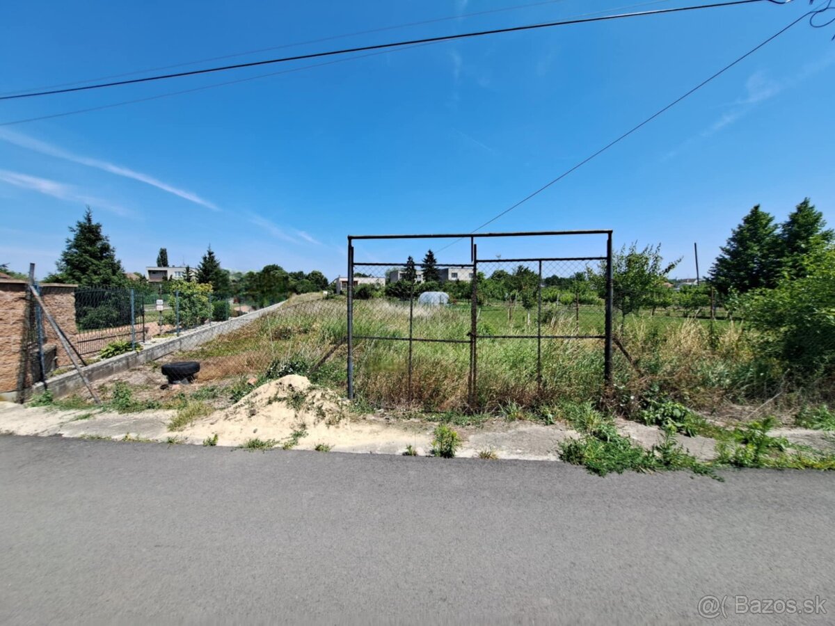 Predáme pekný pozemok 1629m2 na stavbu RD Veľký Kýr