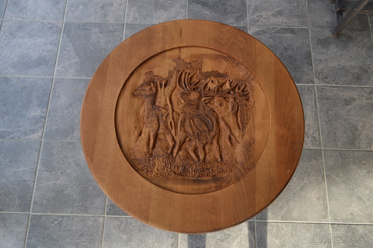 vyrezavany stôl