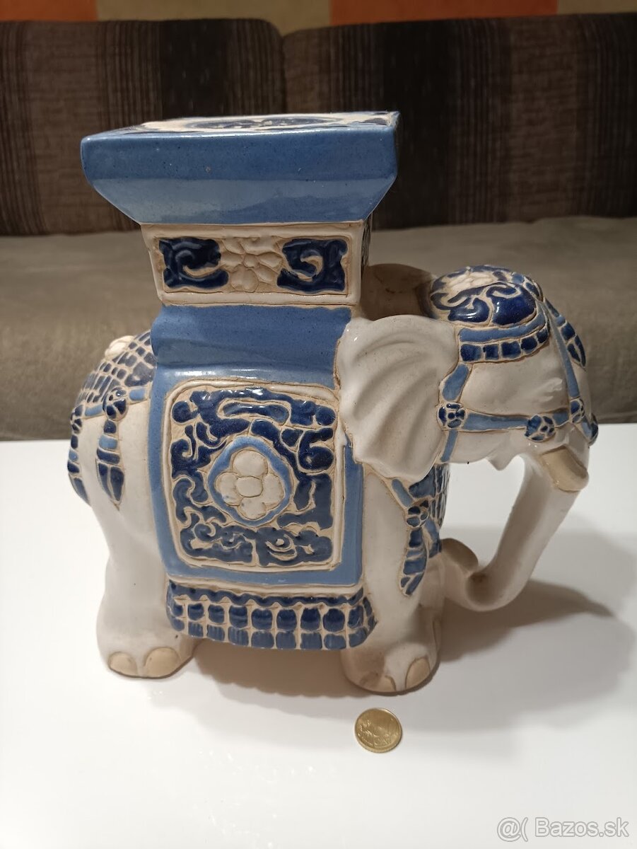 Podstavec v tvare slona