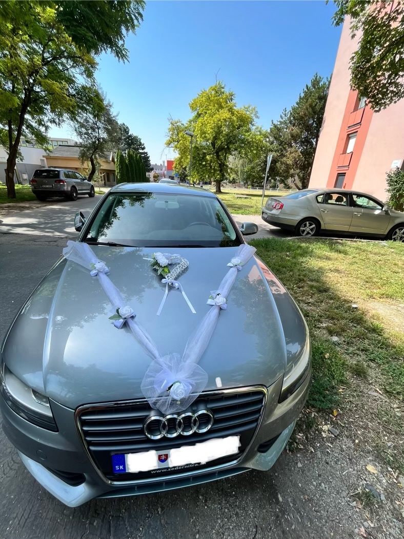 Svadobná výzdoba na auto